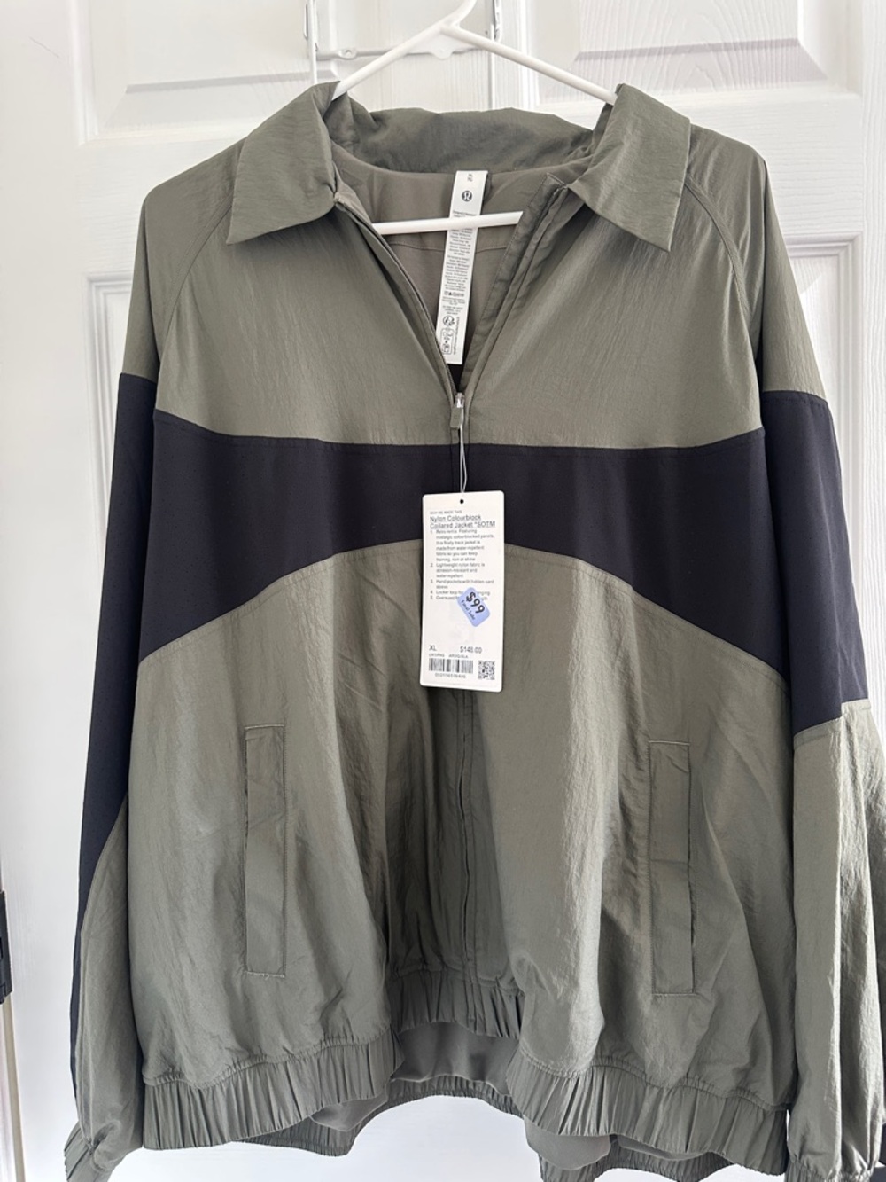Women’s Lululemon nylon collared jacket. Track jacket-water repellent fabric.